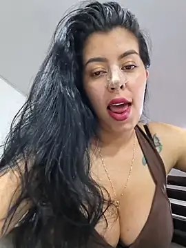Luianna live cam on StripChat