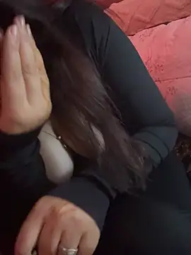 YaraQueen live cam on StripChat