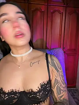 KaditaNavarro live cam on StripChat