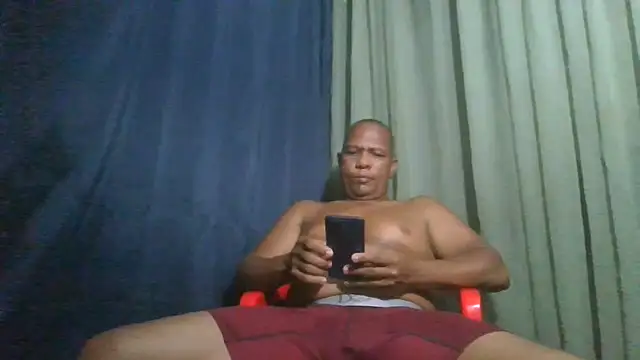 bigblackcock75 live cam on StripChat