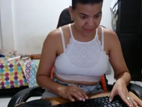 Adriana_0312 live cam on StripChat