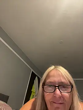 Blondnboujee53 live cam on StripChat
