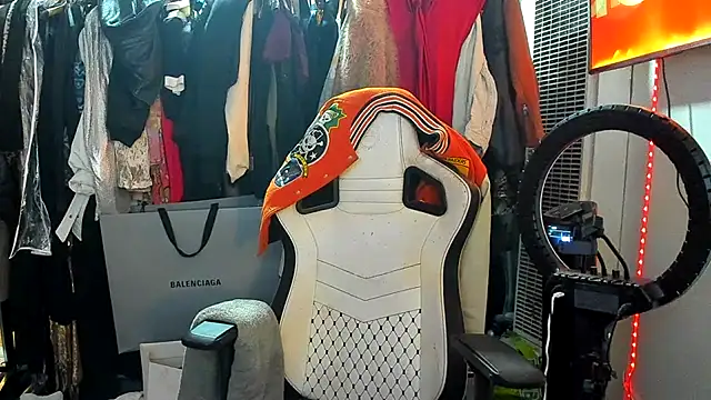 Motherbigbus live cam on StripChat