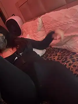 YaraQueen live sex cam