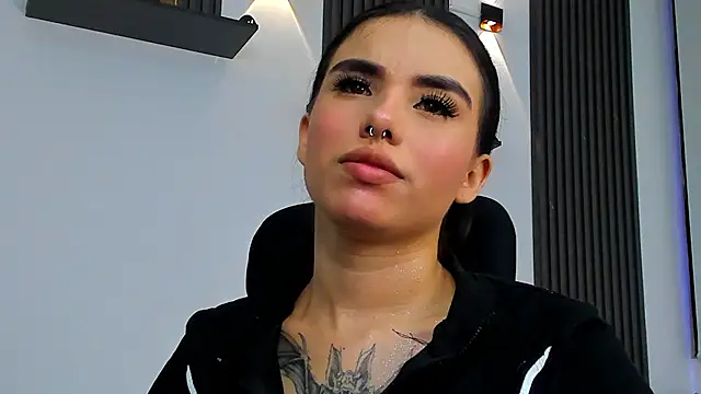 isabella_hv live cam on StripChat