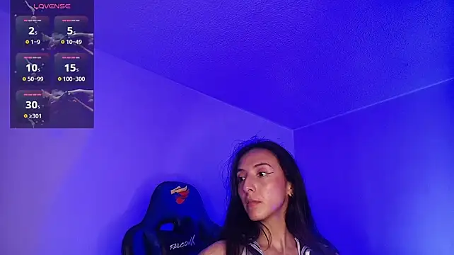 Nicolwhitee live cam on StripChat