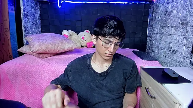 ElanGiraldo live cam on StripChat
