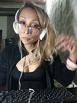 alexiajames_13 live cam on StripChat