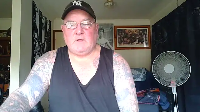 KINKYBLUEYES69 live cam on StripChat