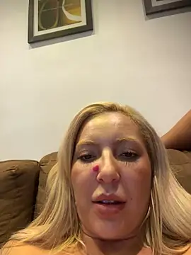 Juuhschmitt live cam on StripChat