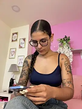 LauraRaider live cam on StripChat
