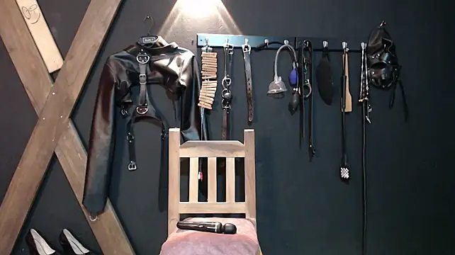 kinky_slave_ live cam on StripChat