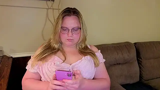 PhatAssBlond live cam on StripChat