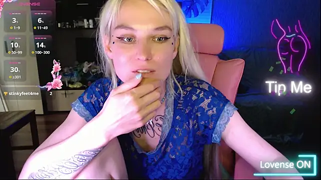 mischellemeow13 live cam on StripChat