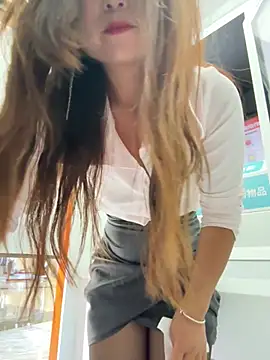 luna-sisi live cam on StripChat