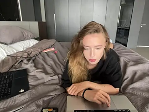 Nura_n_Sarah live cam on StripChat