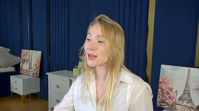 ElaraVoltage live cam on StripChat