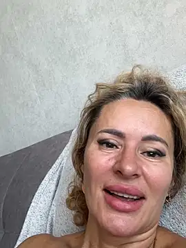 Tania201243 live cam on StripChat