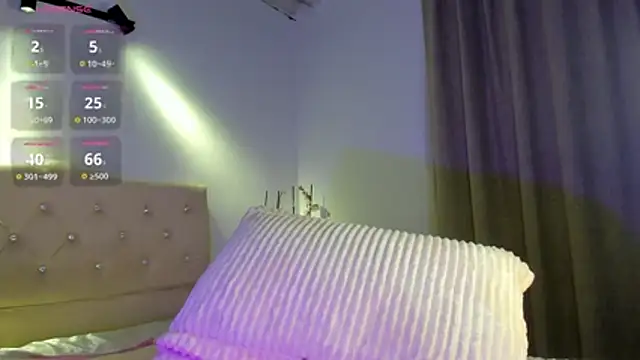 holly444_ live cam on StripChat