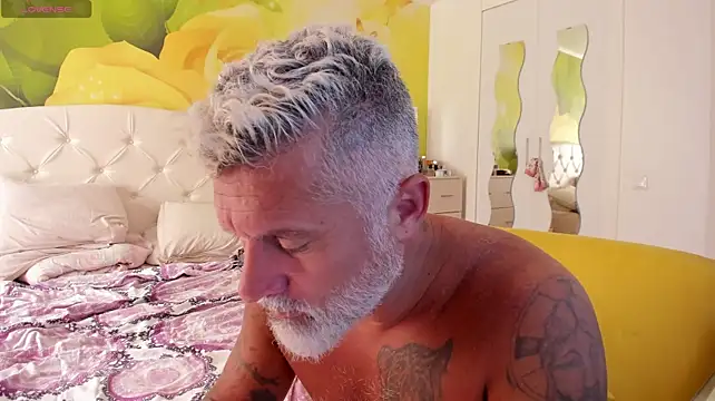 BlowMyXXL live sex cam