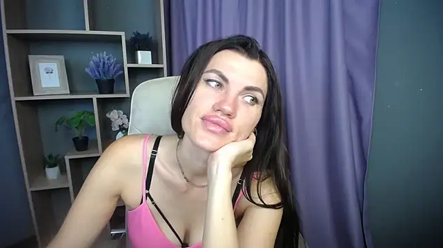 MilaLoona live cam on StripChat