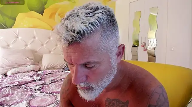 BlowMyXXL live sex cam