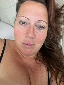 xsexycurvymilf live cam on StripChat
