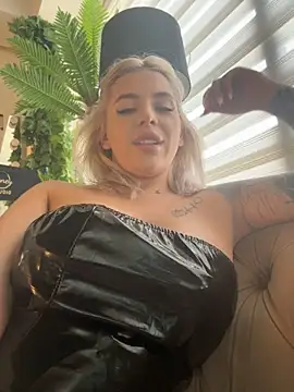 IveySin live cam on StripChat