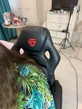 DienkaGreen live cam on StripChat