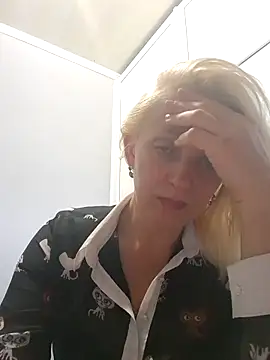 MiaLove183 live cam on StripChat
