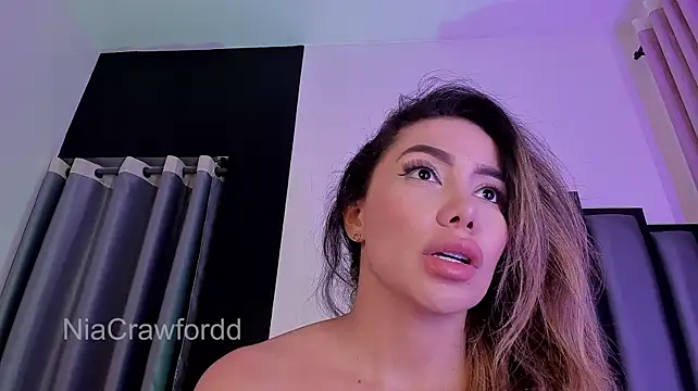 NiaCrawfordd live cam on StripChat