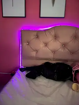 Miia__Taylor live cam on StripChat