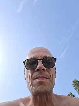 wedge75 live cam on StripChat