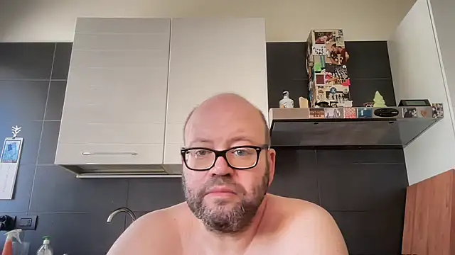 theitalianbear live cam on StripChat