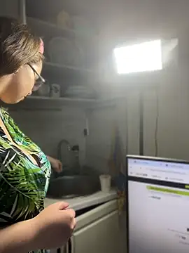 DienkaGreen live cam on StripChat