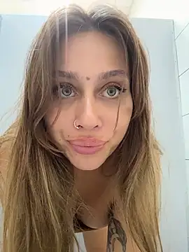Jucie_Boom live cam on StripChat