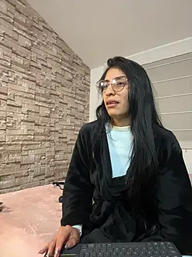 Lucyjoi live cam on StripChat