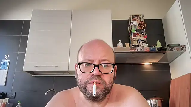 theitalianbear live cam on StripChat