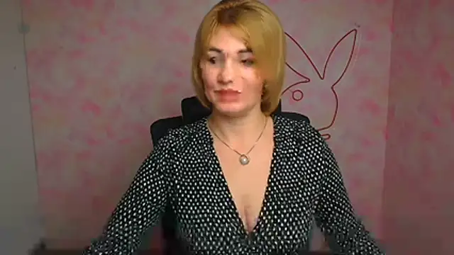CuttieEmma live cam on StripChat