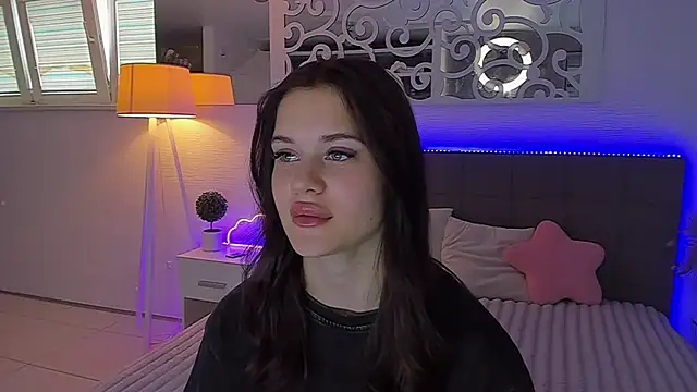 LuisaClover live cam on StripChat