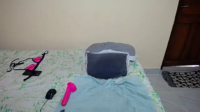 Cozyebony live cam on StripChat