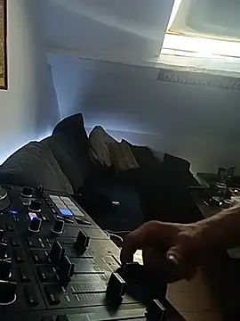 BrigandoBus live cam on StripChat