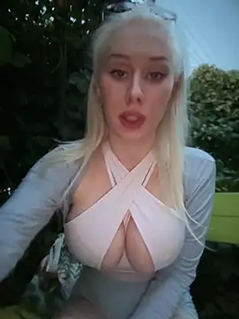 LaraHollywood live cam on StripChat