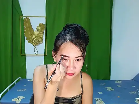 SkinnyYuriBigCOCK live cam on StripChat
