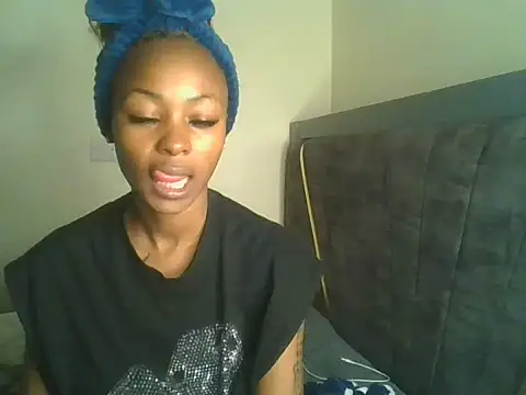 Prettyquueen live cam on StripChat