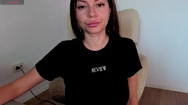 Jullyenn3 live cam on StripChat