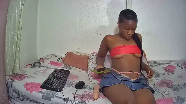 Sophie-Lilly live cam on StripChat