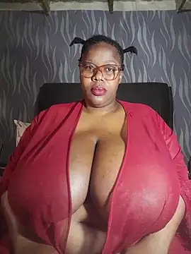 BoobsQueen46K live cam on StripChat
