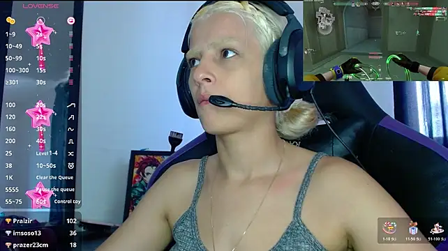 blondegamerr live cam on StripChat