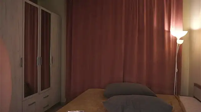 EnolaPizza live cam on StripChat